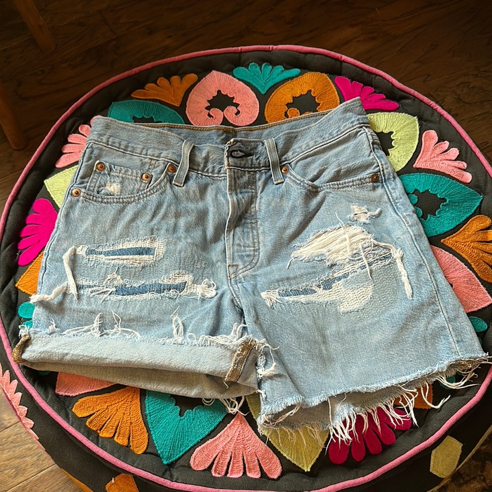 Distressed LEVIS 501 denim shorts